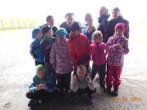 Urheilukoululaisia ja ohjaajia